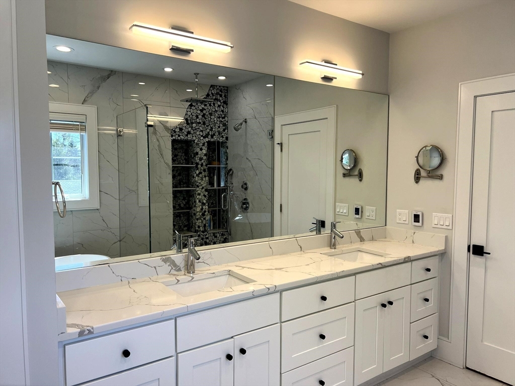 19 Shute Path, Newton Center