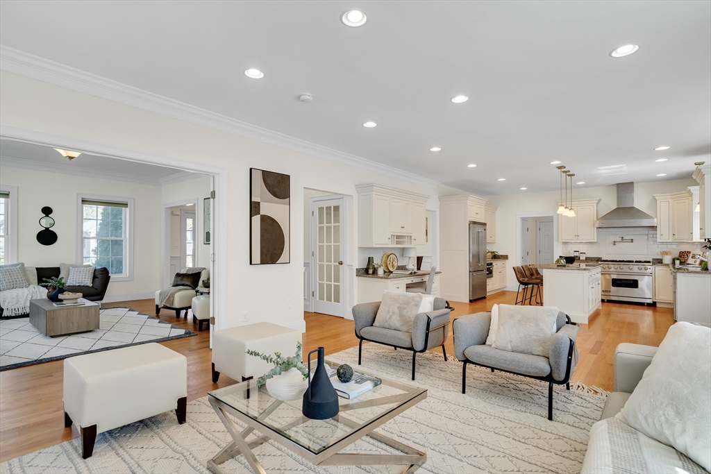 19 Bryn Mawr Rd, Wellesley