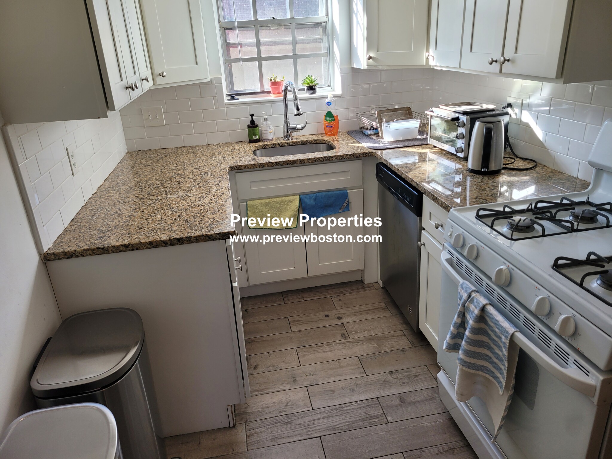 103 Lake Shore Rd, Oak Square