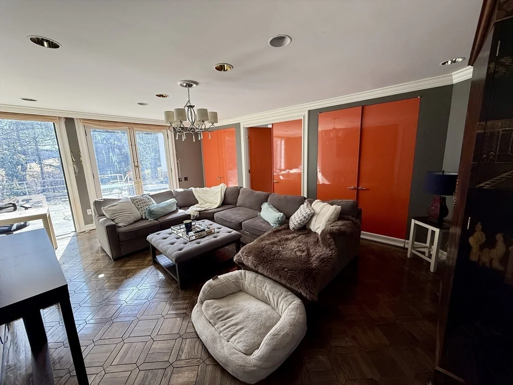 132 Yarmouth Rd, Chestnut Hill