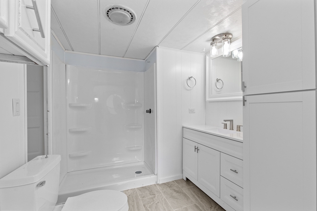 17 Jake Ln, Acushnet