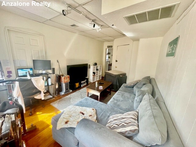 11 Charter St, North End