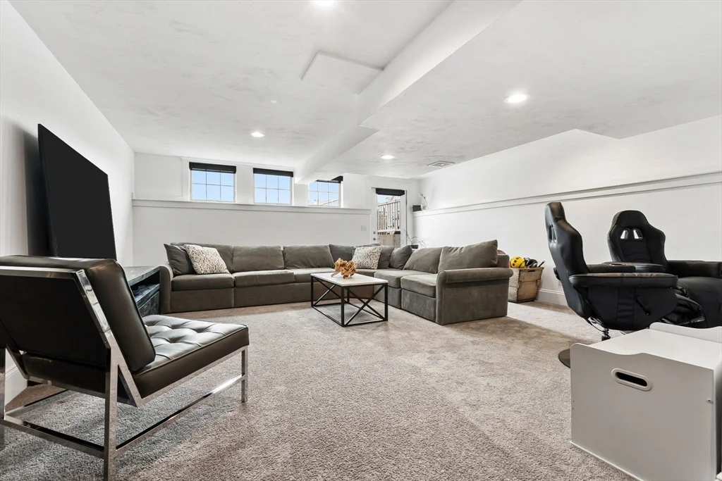 4 Gabaree Ct, Newburyport