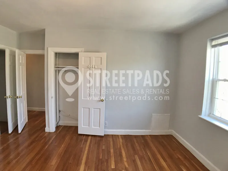 1129 Beacon St, Longwood