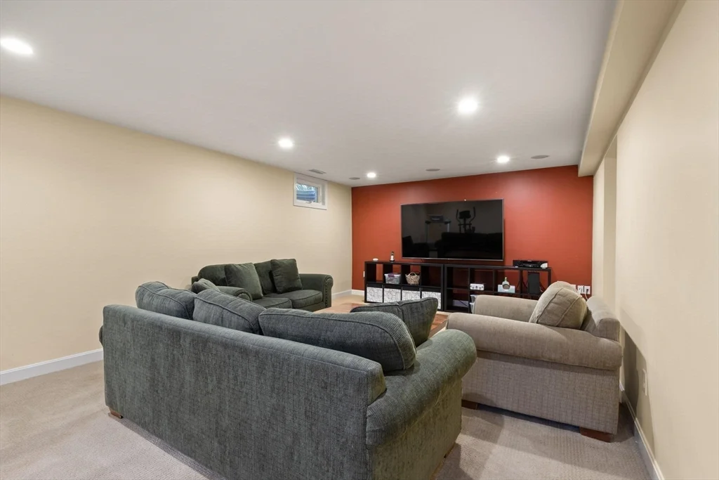 25 Saddle Club Rd, Lexington