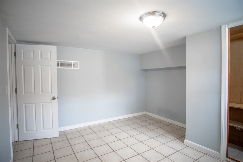 63 Mcgarvey Rd, Stoughton