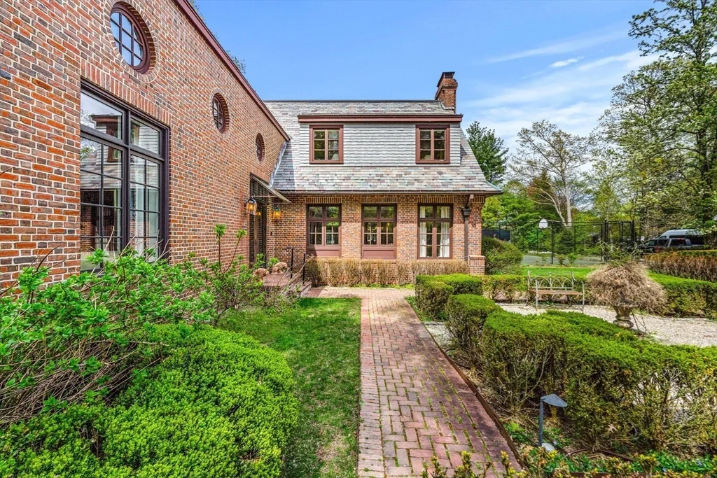 110 Juniper Rd, Belmont