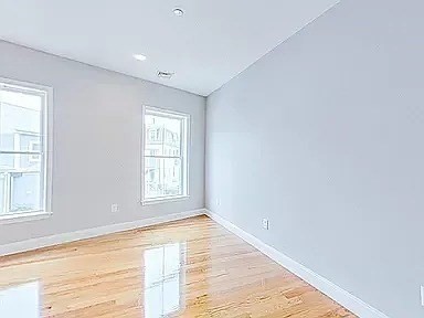 15 Dana Ave, Hyde Park