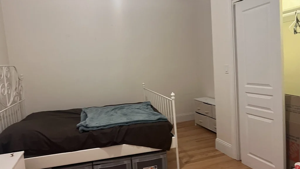 8 Humboldt Pl, South Boston