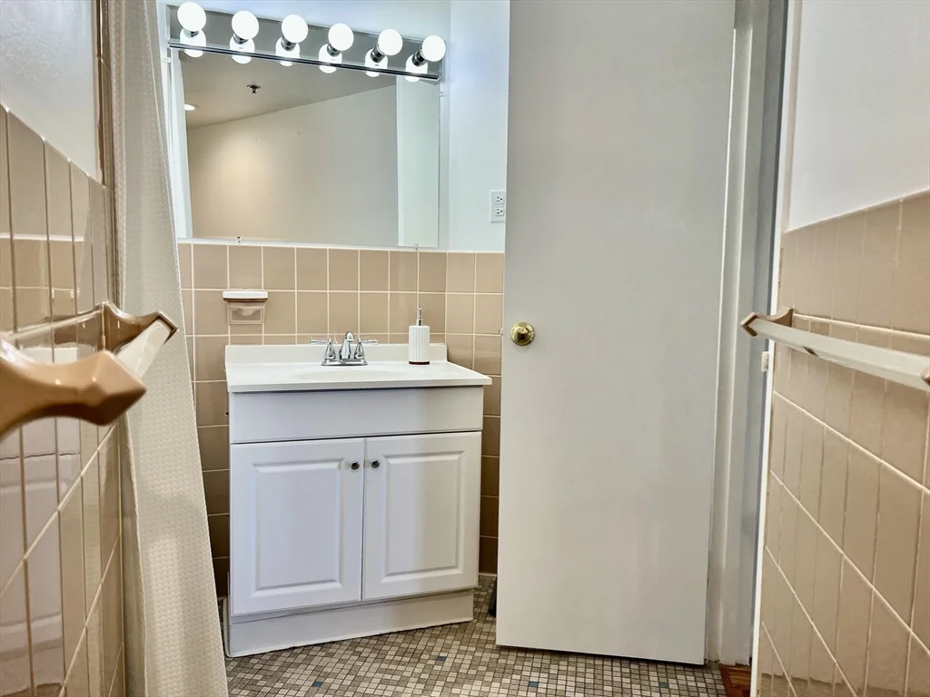 300 Lynn Shore Dr, Lynn