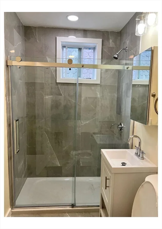 22 Anita Ter, Roxbury