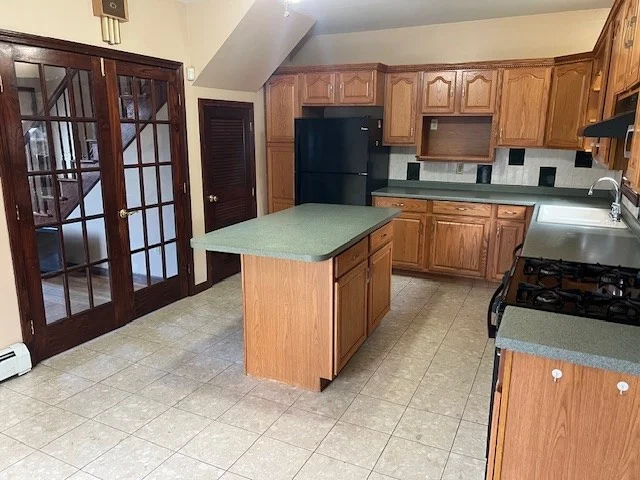 1657 Meridian, Fall River