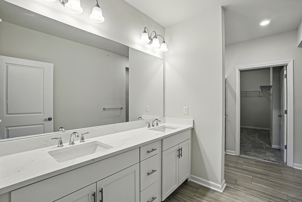 4 Winslow Ln, Grafton