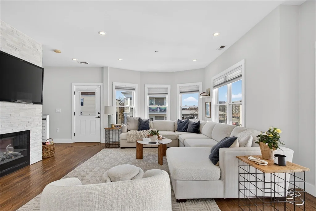 15 W Bellflower St, South Boston