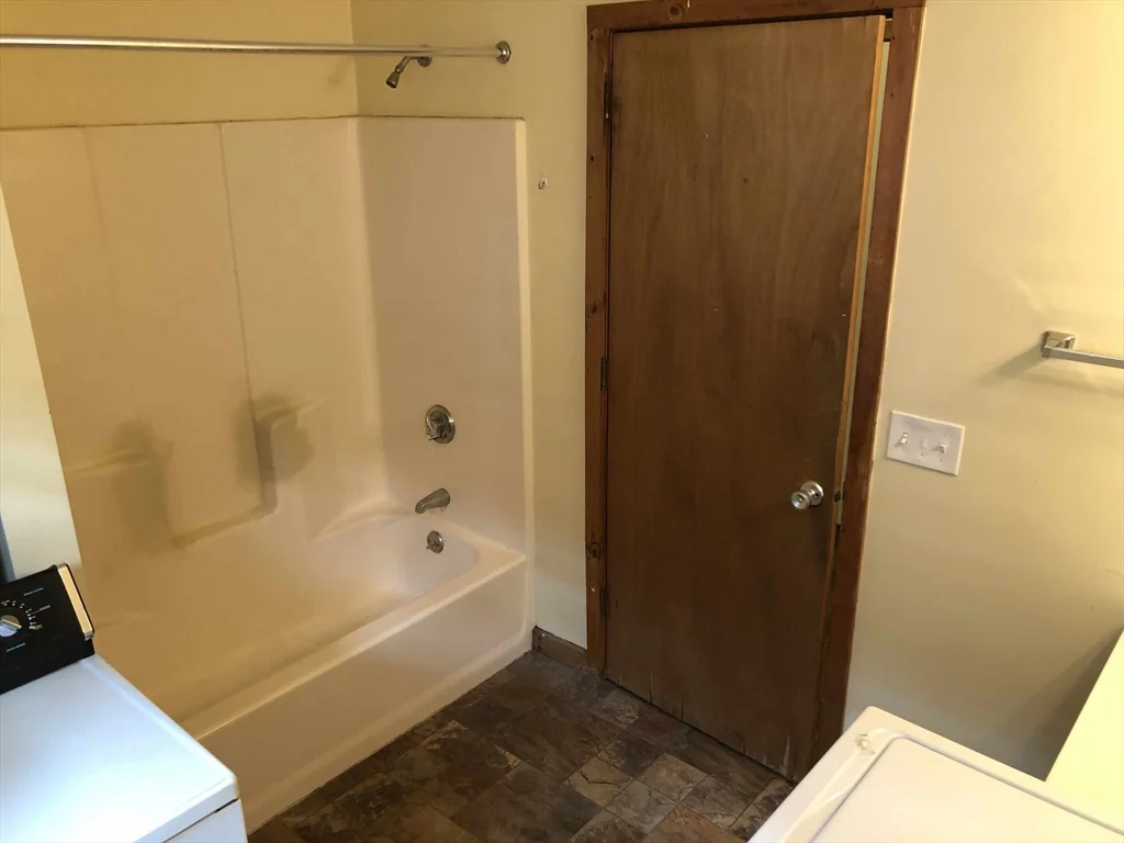 711 Main St, Amherst