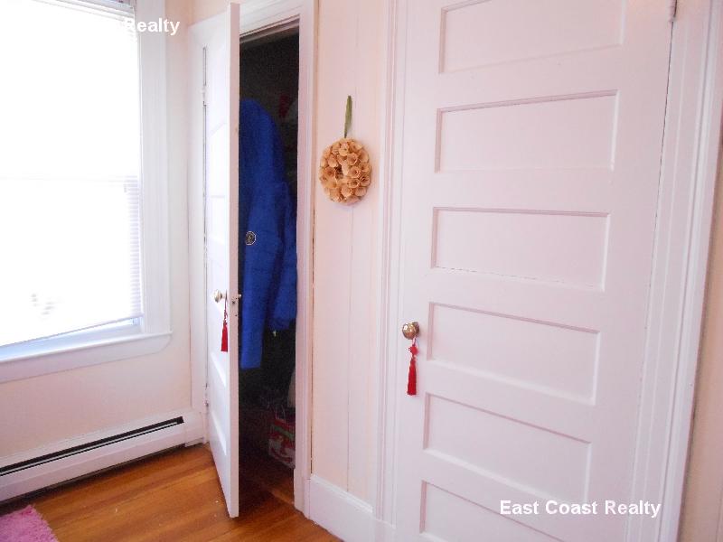 6 Ashford Ct, Allston