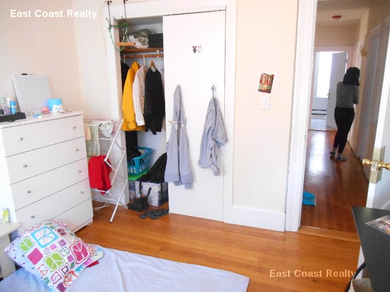 6 Ashford Ct, Allston