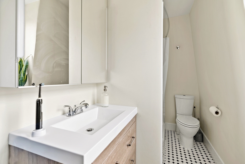 37 Putnam Ave, Riverside