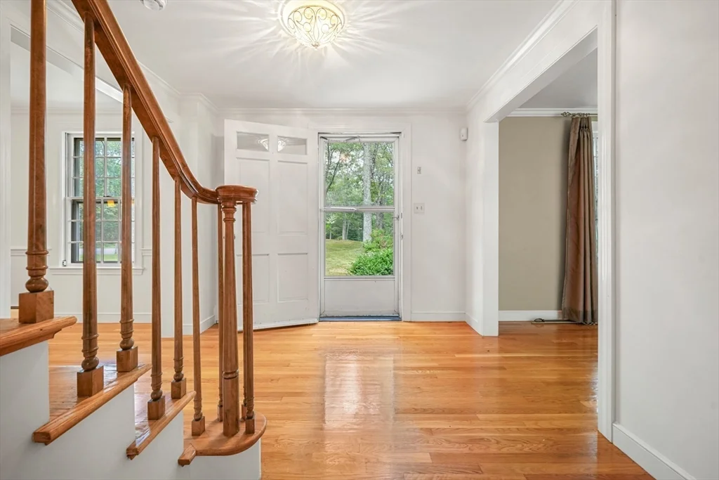 188 Country Dr, Weston