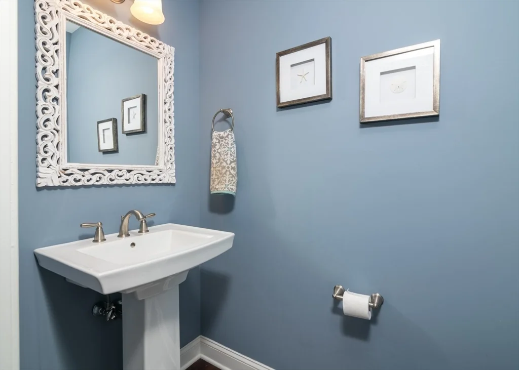 115 Halsted Dr, Hingham