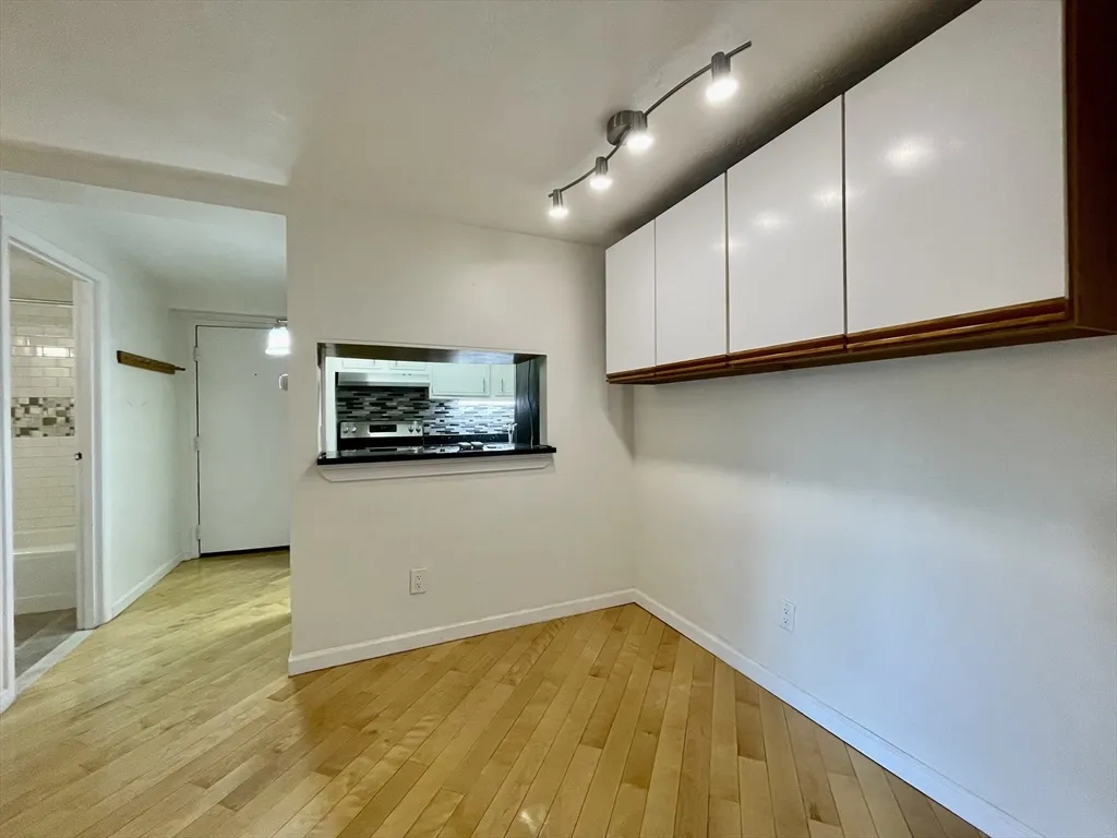 1643 Cambridge St, Mid-Cambridge