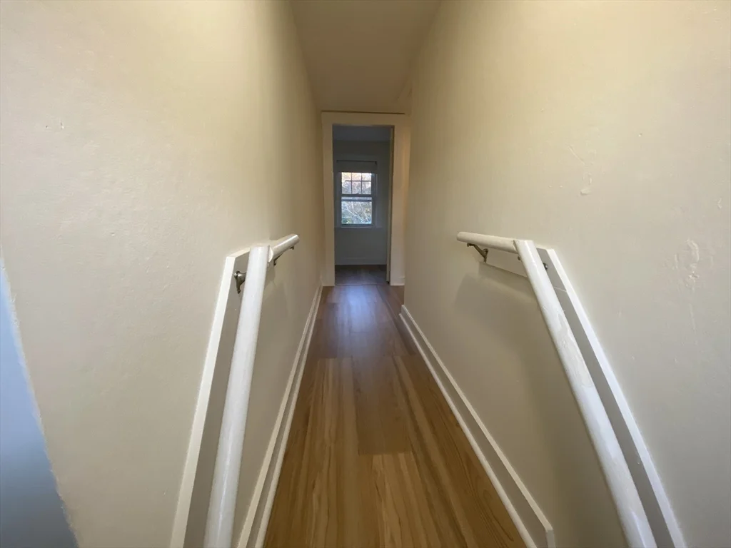 16 Stonecleve Rd, Wellesley