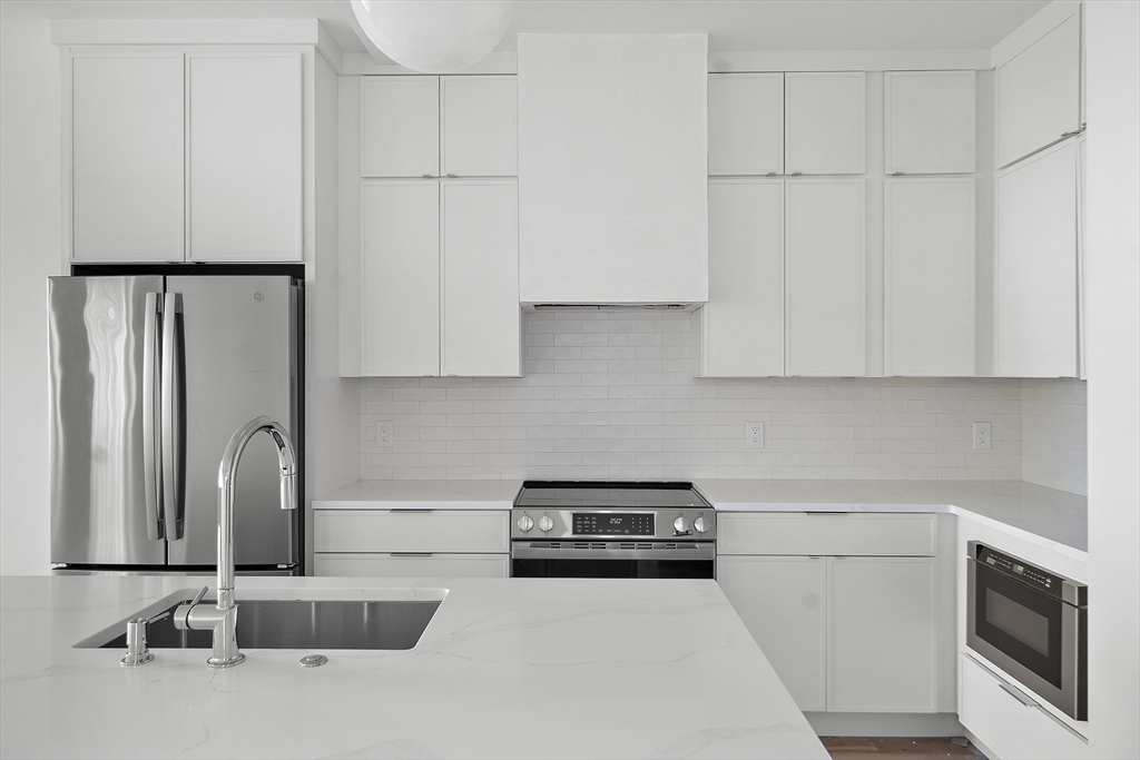 298 Maverick St, East Boston