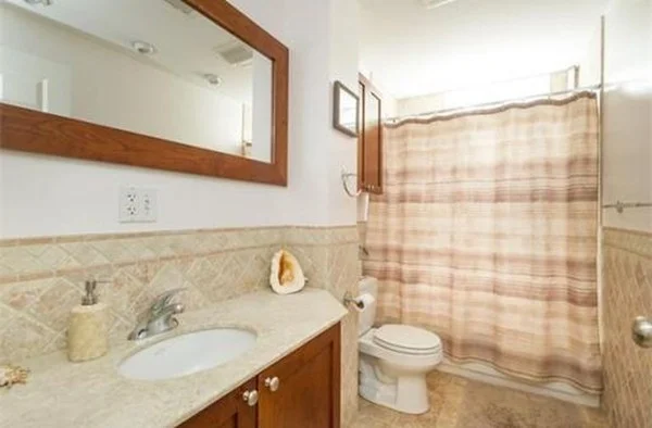 60 Magnolia Ave, Ward Two