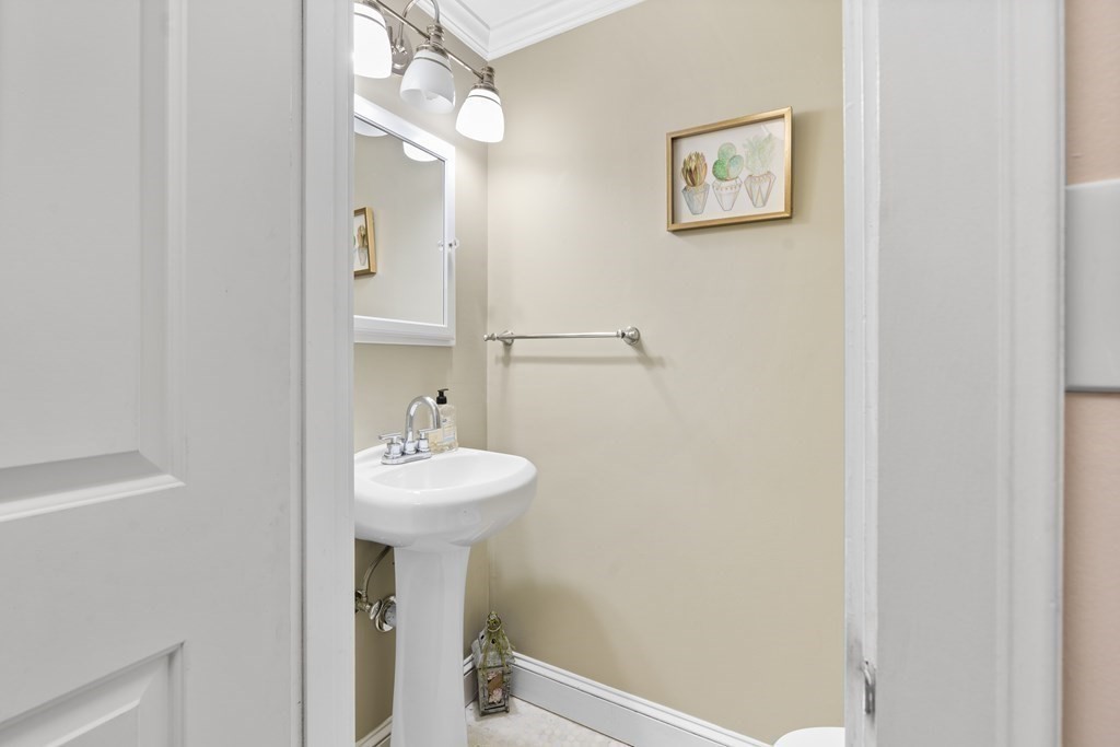 11 Oak St, Wellesley