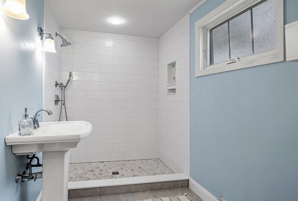 17 Musquashicut Ave, Minot