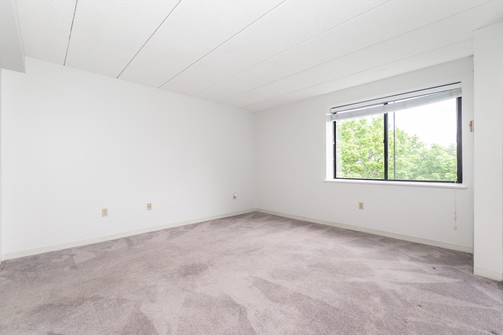 1933 Commonwealth Ave, Brighton