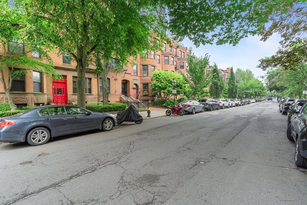 394 Marlborough St, Back Bay