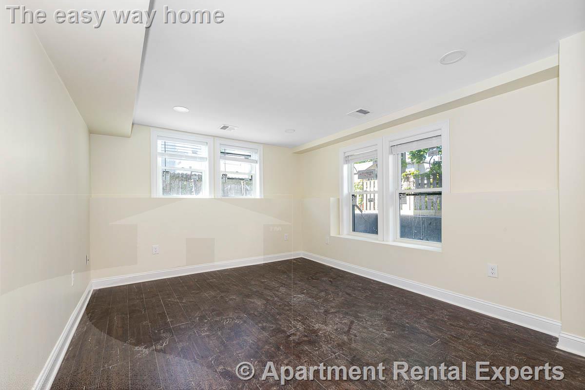 70-72 Stanley Ave, Tufts