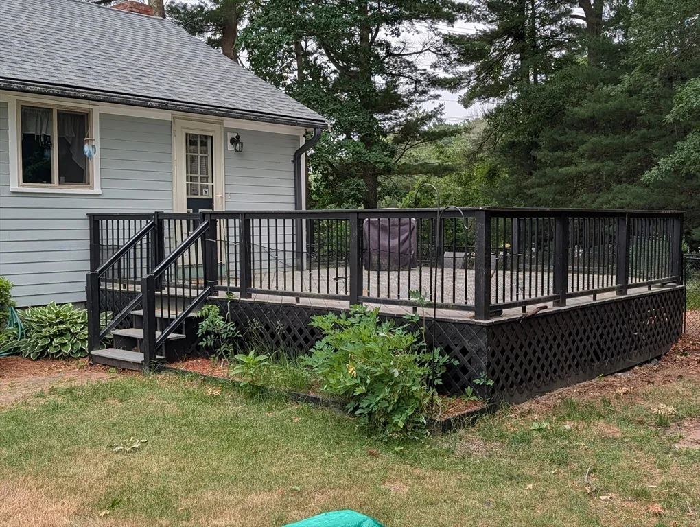 10 Sherwood Ln, Raynham