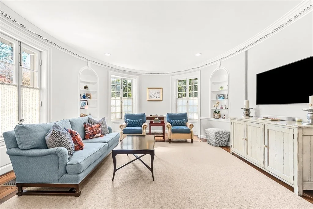 2 Phillips Pond Rd, Natick