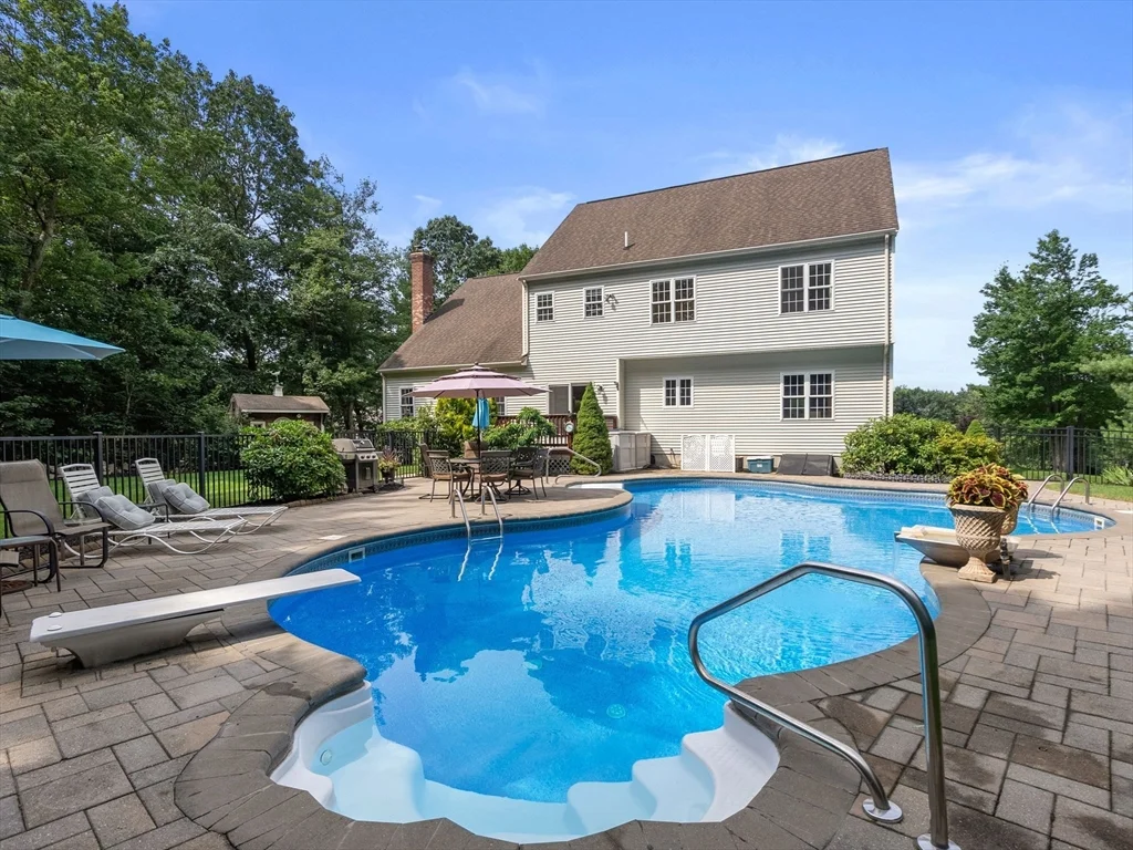 13 Breakneck Hill Rd, Hopkinton