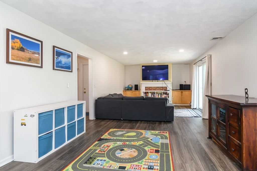 24 Homeward Ln, Natick