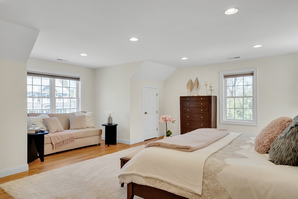 19 Bryn Mawr Rd, Wellesley