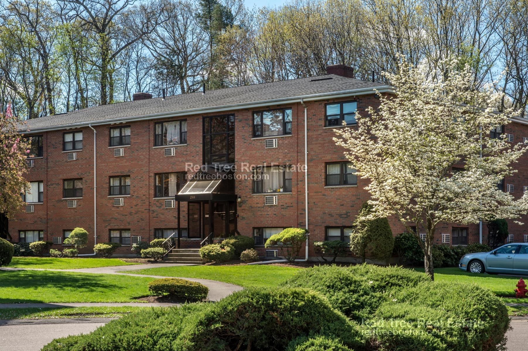 266 Grove St, Auburndale