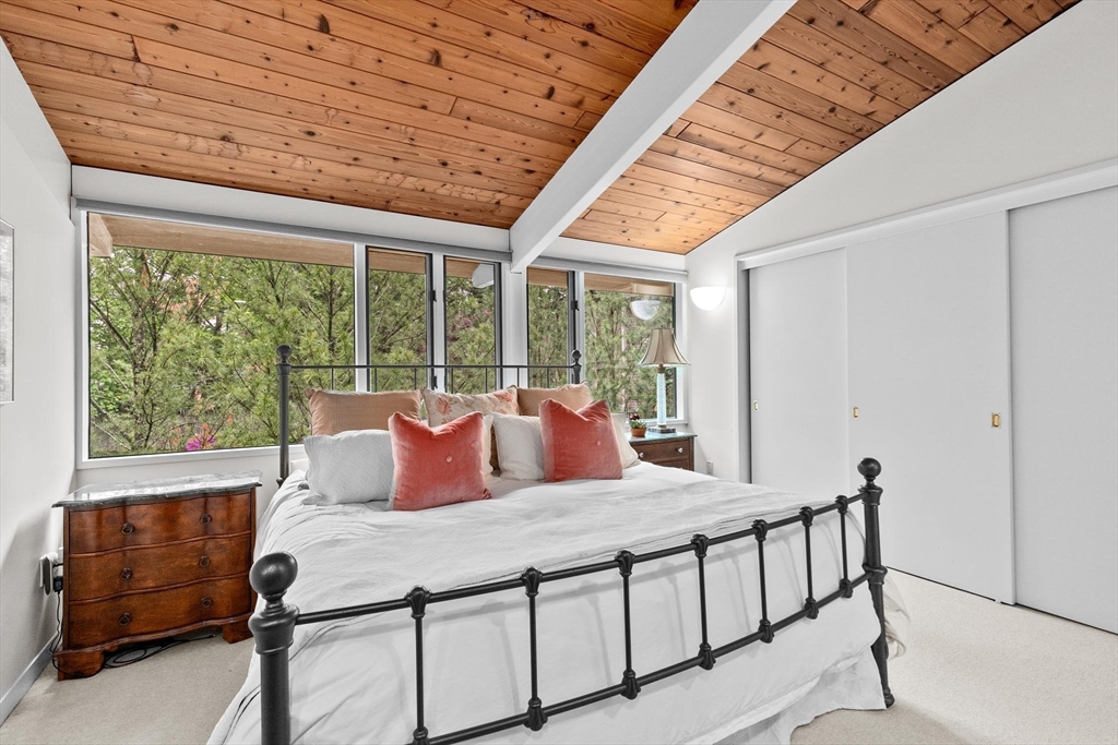 25 Laurus Ln, Newton