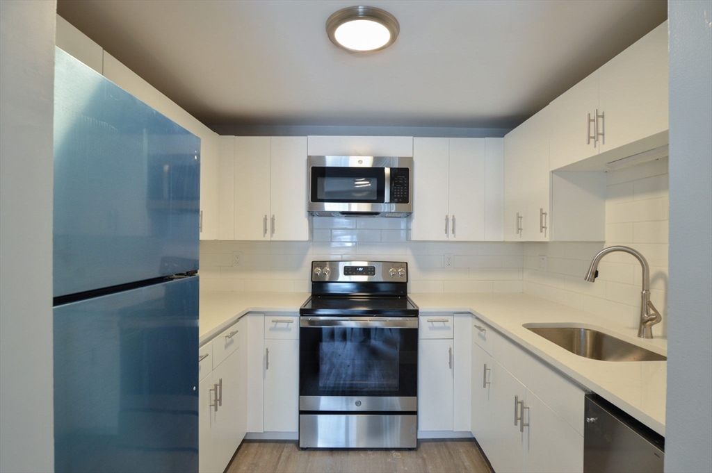 1049 Pleasant St, New Bedford