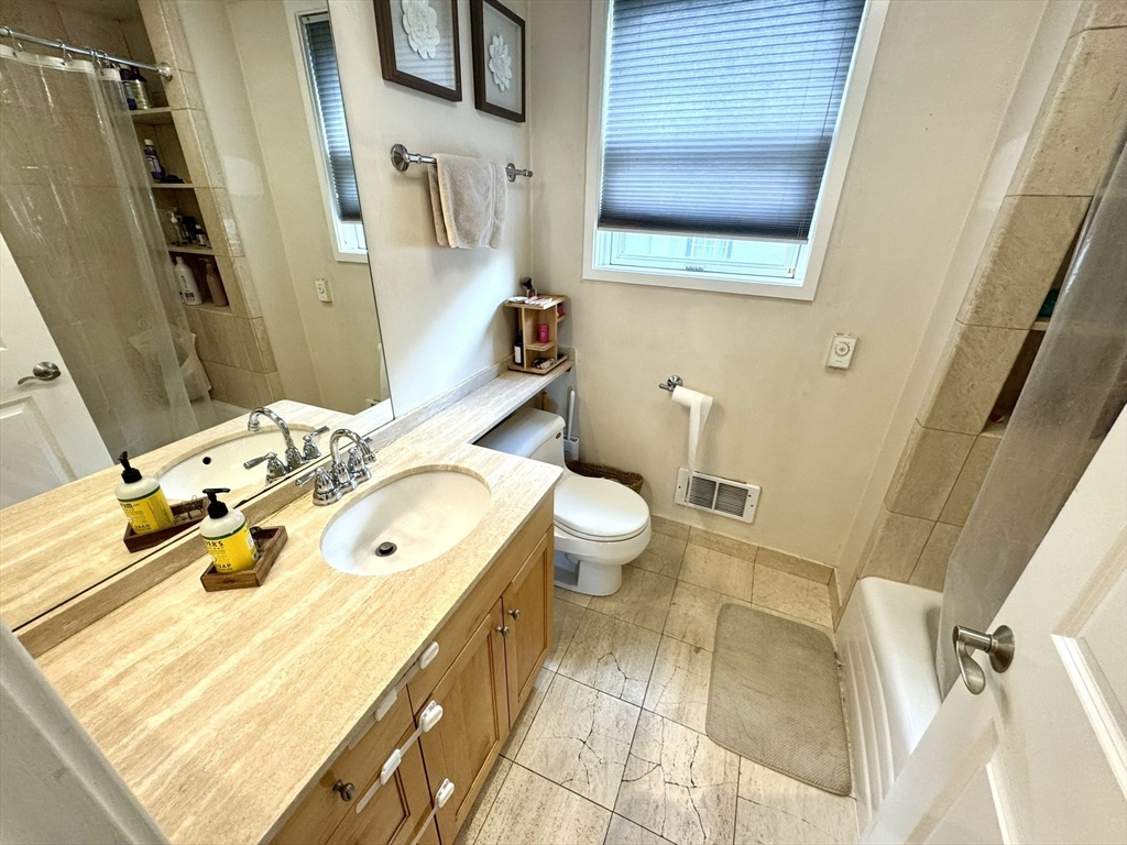 560 Commercial St, North End