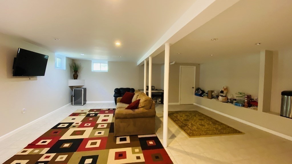 29 Burke Ln, Wellesley