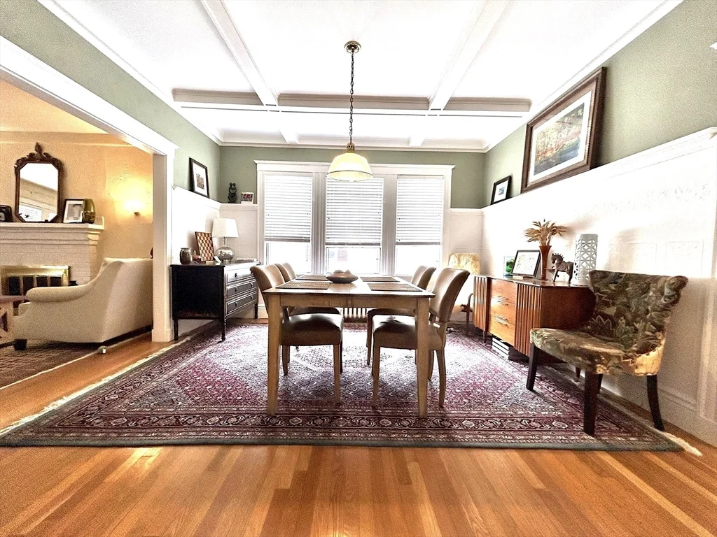 82 Stearns Rd, Longwood