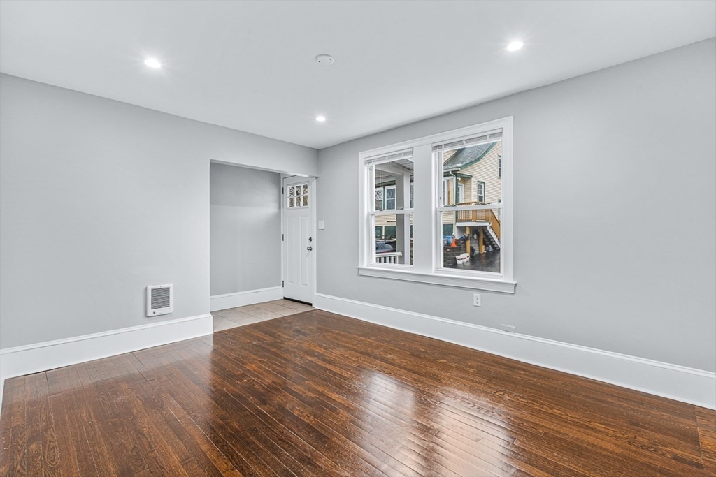 11 Town Hill St, Quincy