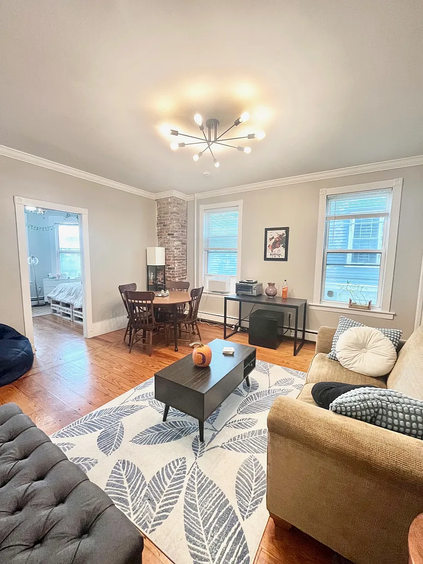 180 Hillside St, Mission Hill