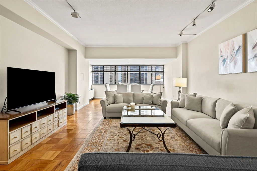 2 Hawthorne, West End