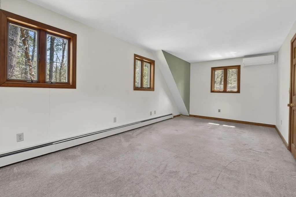 6 Pine Woods Rd, East Kingston