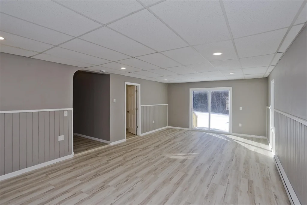 16 Knightville Dam Rd, Huntington