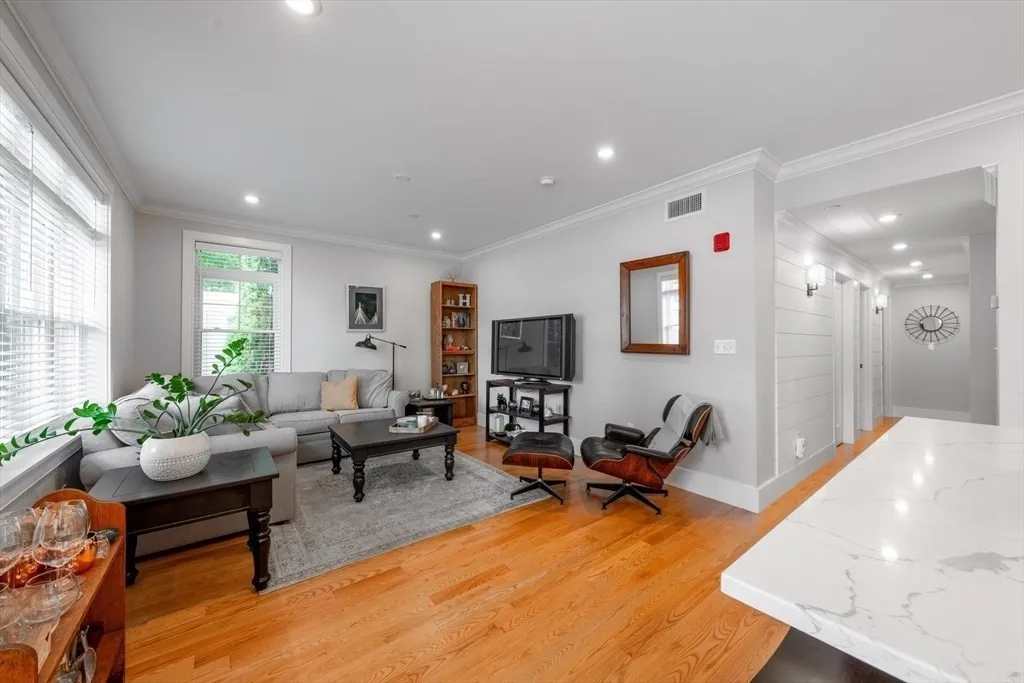 315 College Farm Rd, Waltham